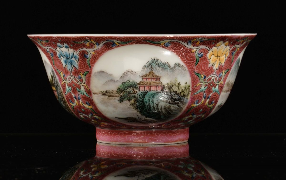 Coppetta in Porcellana a Fondo Rosso con Paesaggi, Cina, Inizio XX Secolo