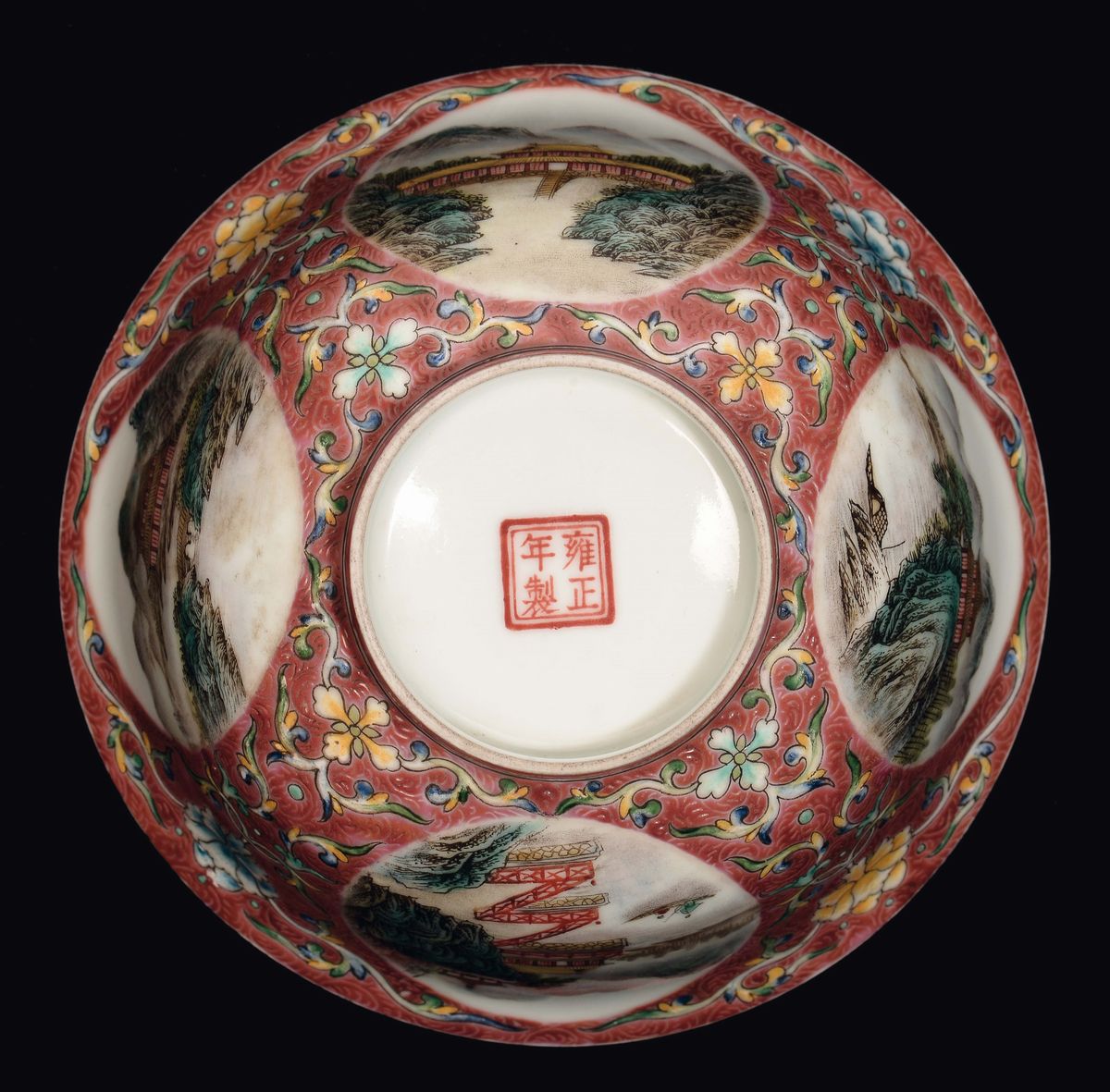 Coppetta in Porcellana a Fondo Rosso con Paesaggi, Cina, Inizio XX Secolo