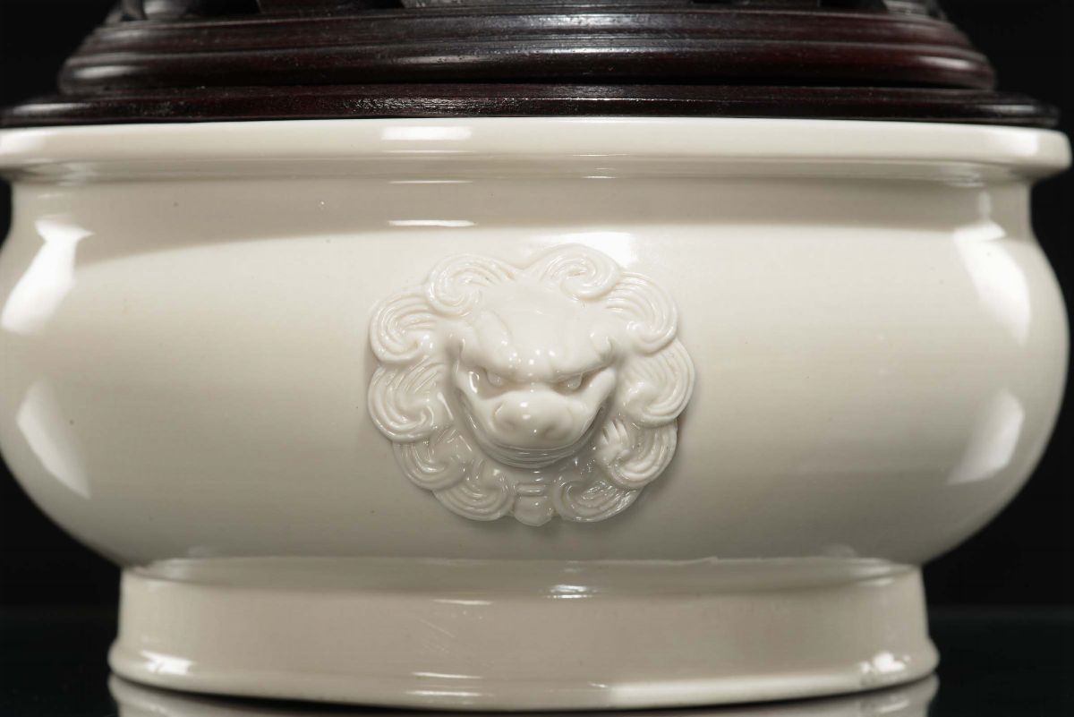 Incensiere in Porcellana Blanc De Chine, Dehua, con Coperchio in Legno Traforato, Cina, Dinastia ...