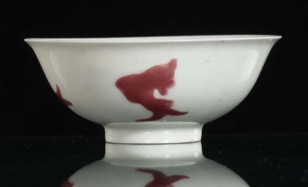 Coppa in porcellana con decoro rosso con pesci, Cina, Dinastia Qing, fine XIX secolo
