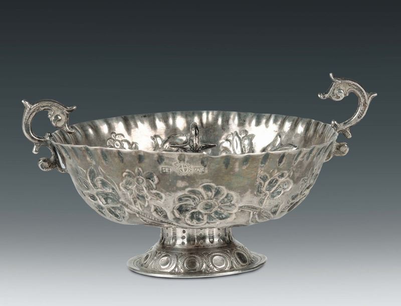 A molten, embossed and chiselled silver cup, Messina XVI  - Auction Silver an a Filigrana Collection - II - Cambi Casa d'Aste