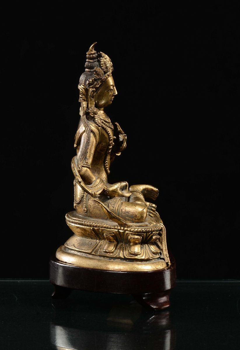 Figura di Avalokitesvara in Bronzo Dorato, Cina, Dinastia Qing, XVIII Secolo