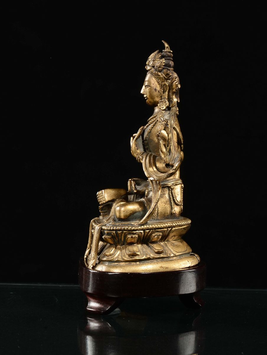 Figura di Avalokitesvara in Bronzo Dorato, Cina, Dinastia Qing, XVIII Secolo