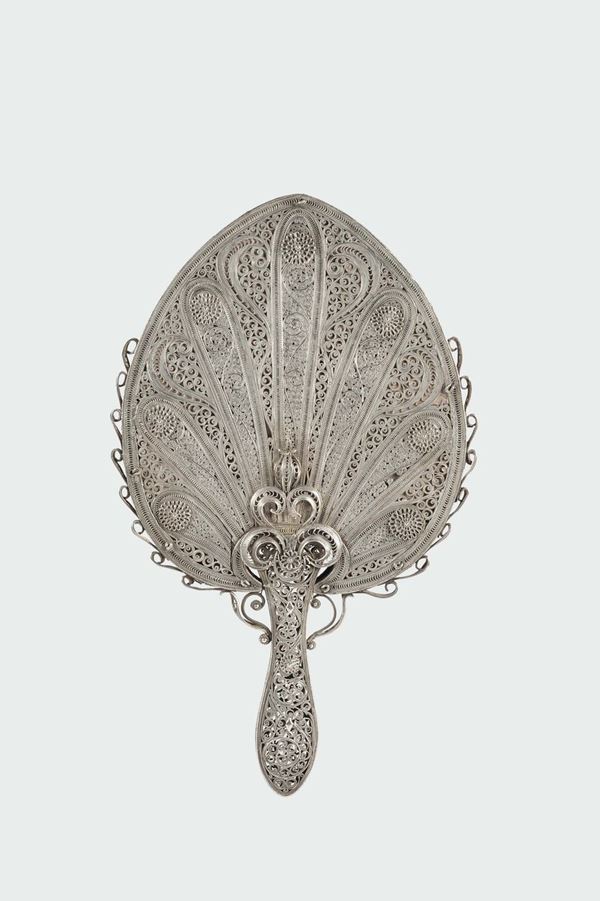 Specchio in filigrana d'argento con motivi a piuma di pavone, India XIX secolo