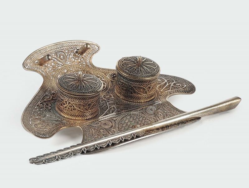 A silver filigree inkwell with pen, Genoa 19th century  - Auction Silver an a Filigrana Collection - II - Cambi Casa d'Aste