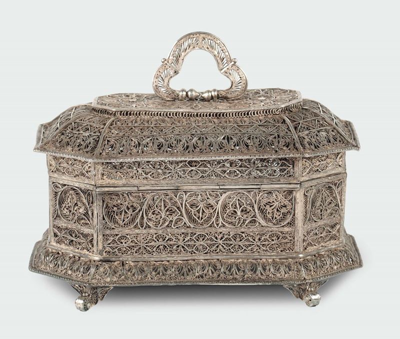 Cofanetto con maniglia in filigrana d'argento, Portogallo XIX secolo  - Asta Argenti e una Collezione di Filigrane - II - Cambi Casa d'Aste