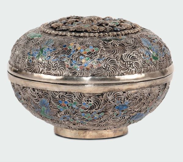 Scatola tonda con coperchio in filigrana d'argento e smalti policromi, Cina XIX secolo