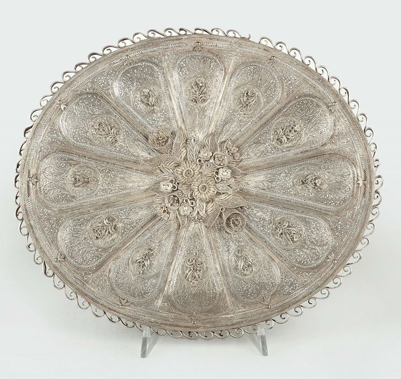 Specchio ovale in filigrana d'argento, India XIX secolo  - Asta Argenti e una Collezione di Filigrane - II - Cambi Casa d'Aste