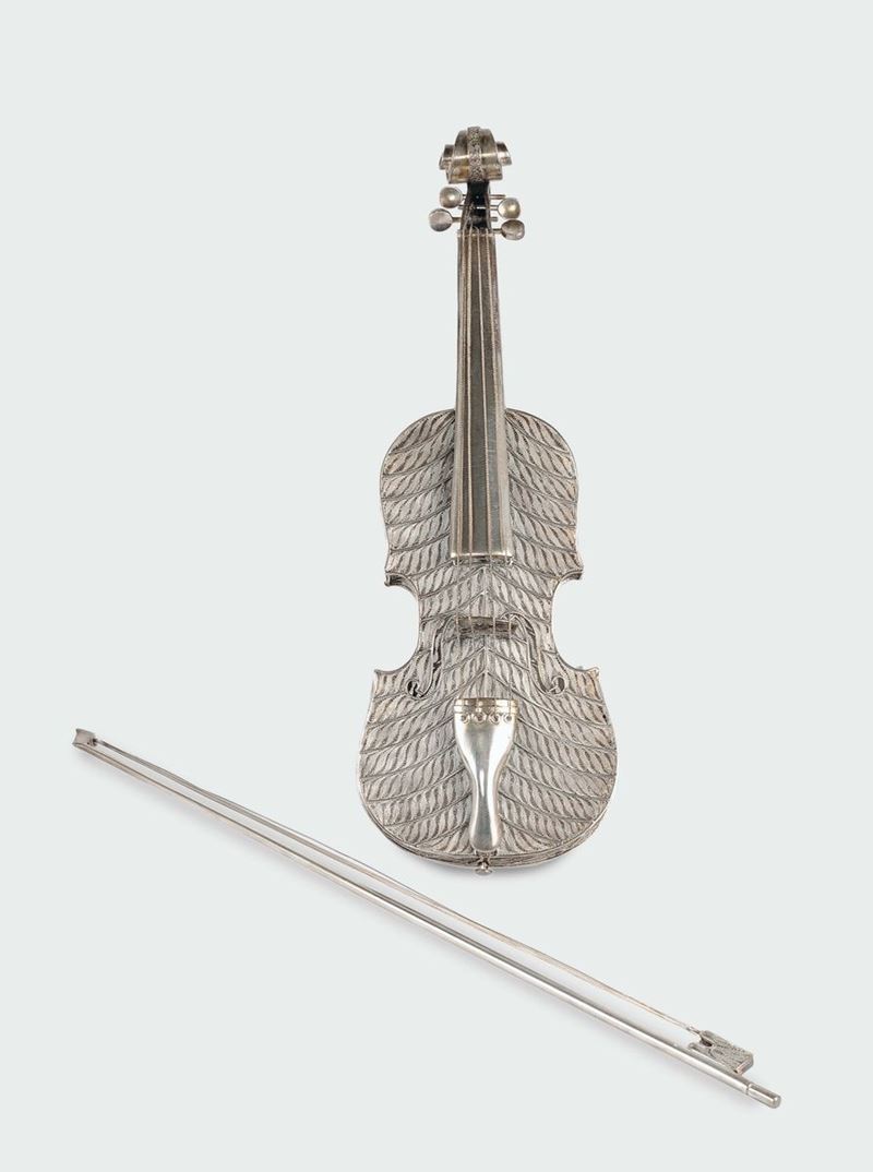 A silver filigree violin with bow model, Genoa early 20th century  - Auction Silver an a Filigrana Collection - II - Cambi Casa d'Aste