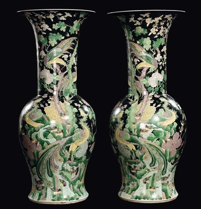 Coppia di Grandi Vasi a Tromba Famiglia Nera con Decoro Floreale, Cina, Dinastia Qing, XIX Secolo