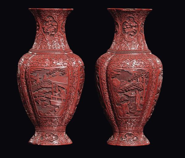 Coppia di vasi in lacca rossa incisa con paesaggi e scene di vita comune entro riserve, Cina, Dinastia Qing, inizio XIX secolo