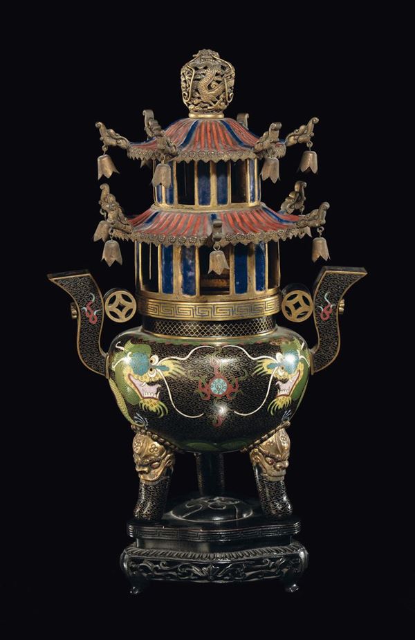 Lanterna cloisonnè a forma di pagoda a fondo nero con draghi, Cina, Dinastia Qing, XIX secolo