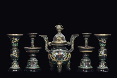 Guarnitura Cloisonnè Composta da un Incensiere Due Vasi e Due Candelabri, Cina, Dinastia Qing, Fi...