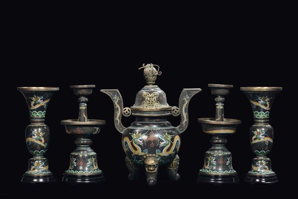 Guarnitura cloisonnè composta da un incensiere due vasi e due candelabri, Cina, Dinastia Qing, fine XIX secolo
