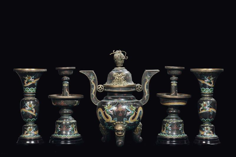 Guarnitura cloisonnè composta da un incensiere due vasi e due candelabri, Cina, Dinastia Qing, fine XIX secolo  - Asta Fine Chinese Works of Art - II - Cambi Casa d'Aste