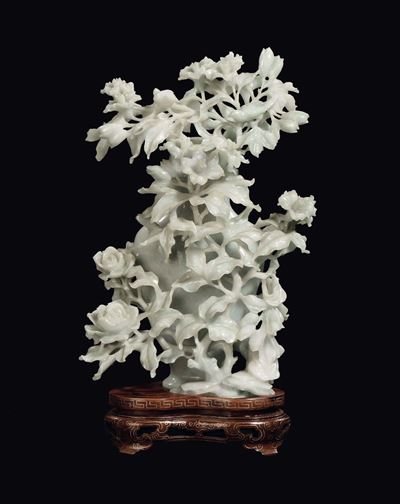 Vaso in Giada Celadon Riccamente Scolpita con Rami di Fiori in Rilievo, Cina, Inizio XX Secolo