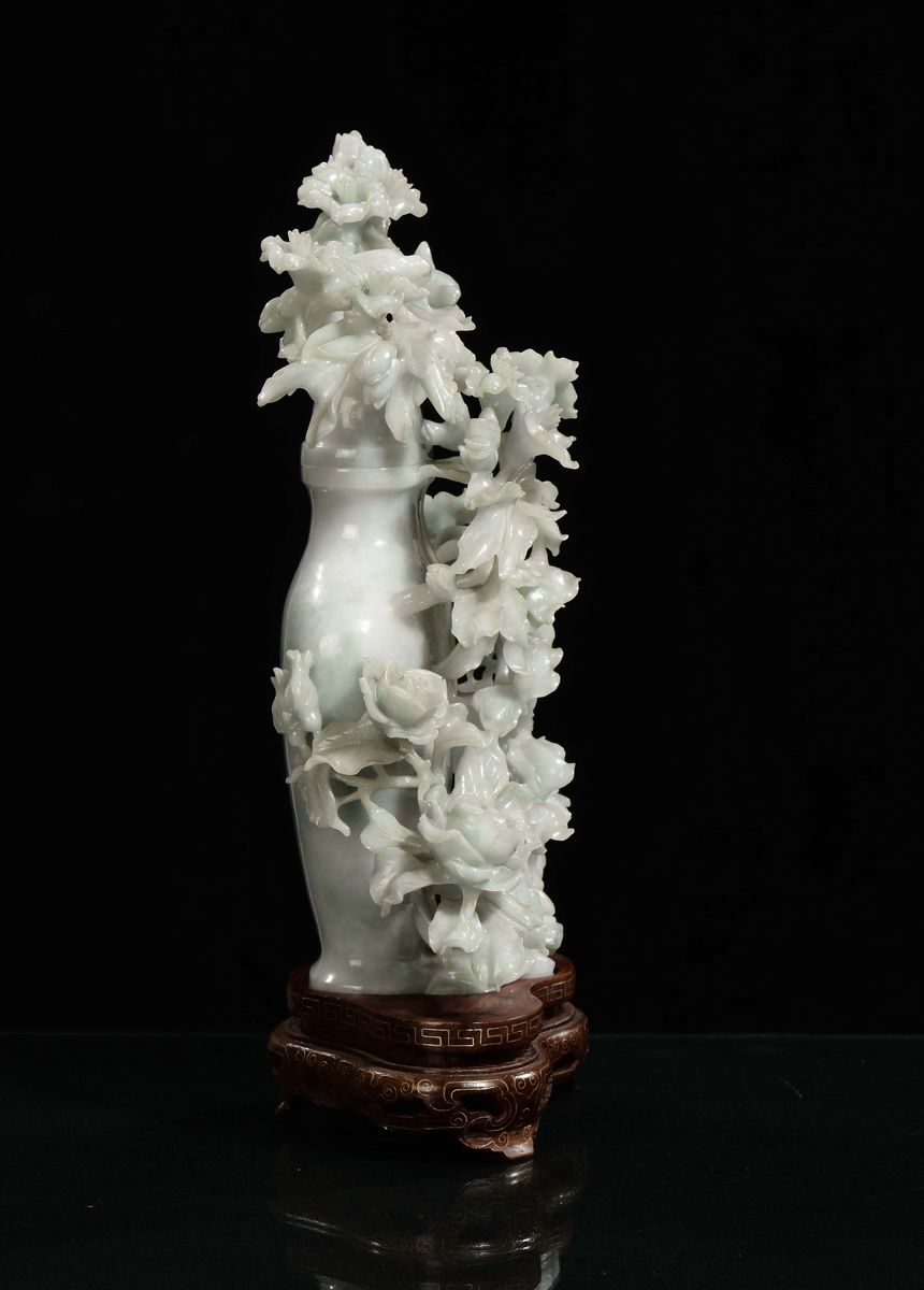 Vaso in Giada Celadon Riccamente Scolpita con Rami di Fiori in Rilievo, Cina, Inizio XX Secolo