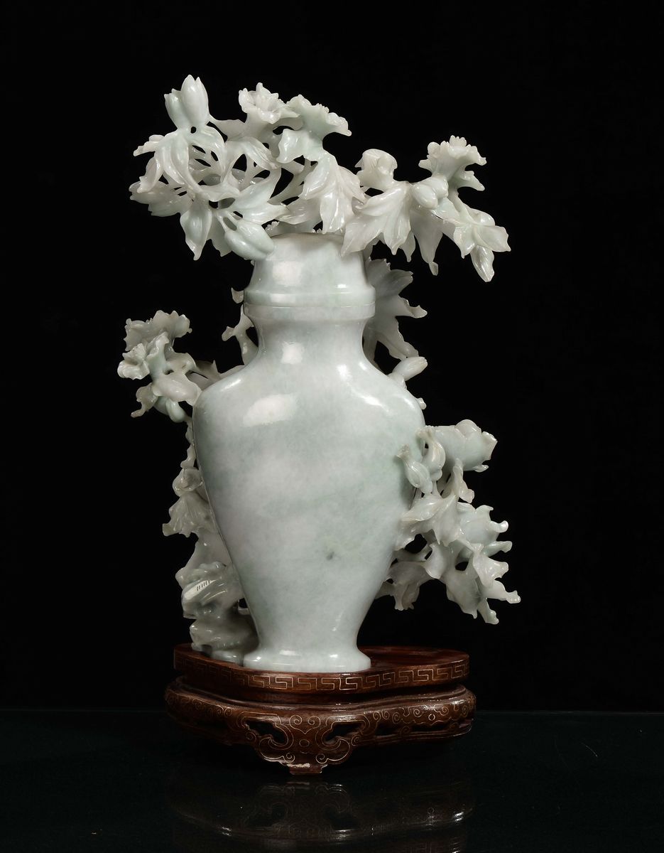 Vaso in Giada Celadon Riccamente Scolpita con Rami di Fiori in Rilievo, Cina, Inizio XX Secolo
