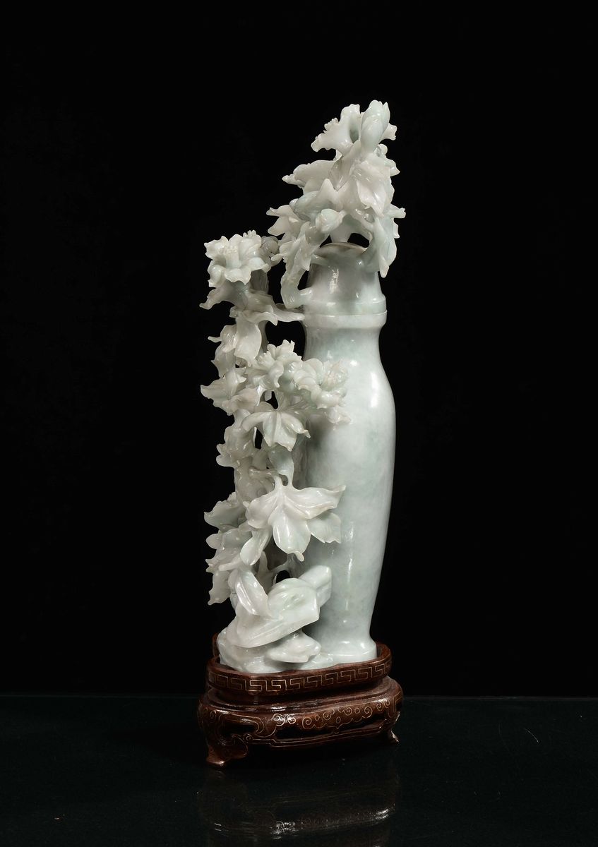 Vaso in Giada Celadon Riccamente Scolpita con Rami di Fiori in Rilievo, Cina, Inizio XX Secolo