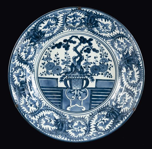 Grande piatto in porcellana bianca e blu con decoro naturalistico, Giappone, epoca Arita, fine XVII secolo