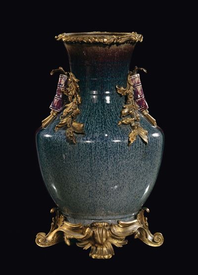 Vaso Flambé nei Toni del Viola e del Blu con Bronzi Dorati Applicati, Cina, Dinastia Qing, Inizio...