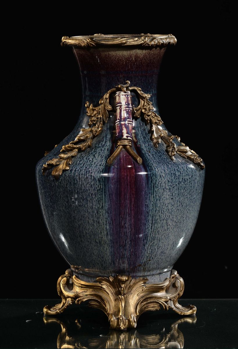 Vaso Flambé nei Toni del Viola e del Blu con Bronzi Dorati Applicati, Cina, Dinastia Qing, Inizio...