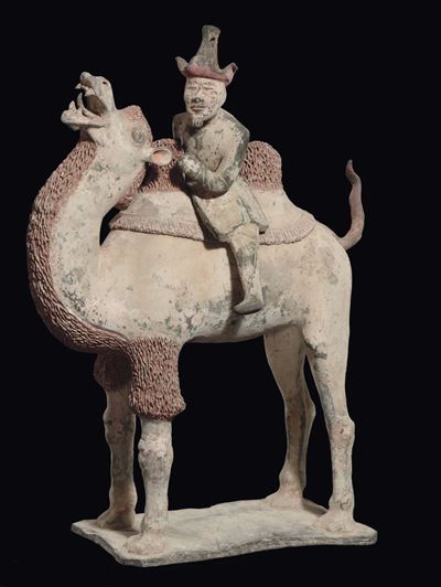 Rara Figura di Cammello con Cavaliere in Terracotta Dipinta, Cina, Dinastia Tang (619-906)