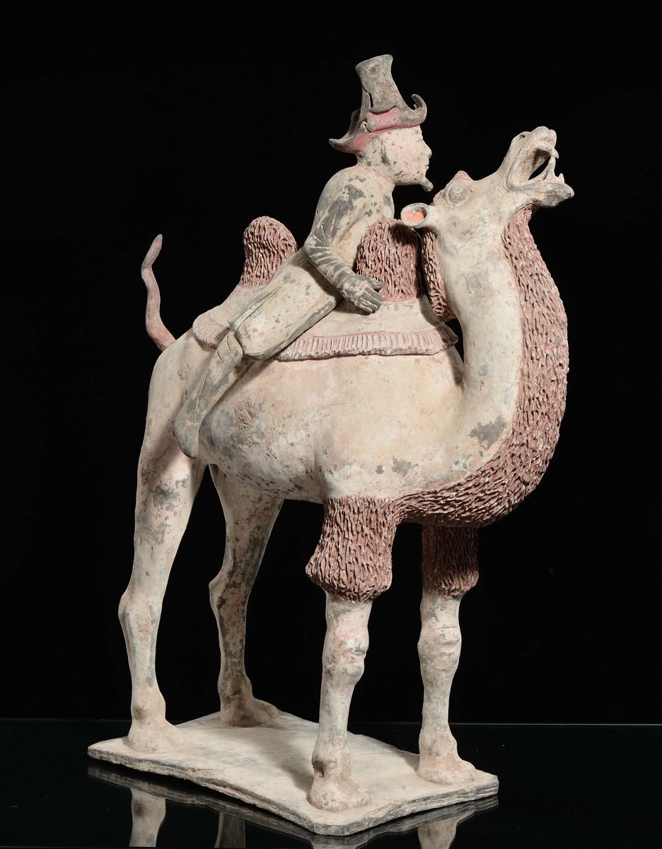 Rara Figura di Cammello con Cavaliere in Terracotta Dipinta, Cina, Dinastia Tang (619-906)