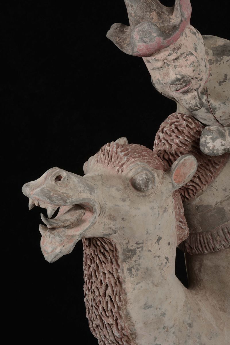 Rara Figura di Cammello con Cavaliere in Terracotta Dipinta, Cina, Dinastia Tang (619-906)