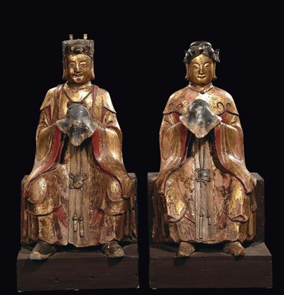 Coppia di Dignitari Seduti in Legno Dorato, Cina, Dinastia Ming, Fine XVI Secolo