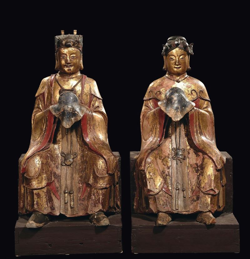 Coppia di dignitari seduti in legno dorato, Cina, Dinastia Ming, fine XVI secolo  - Asta Fine Chinese Works of Art - II - Cambi Casa d'Aste