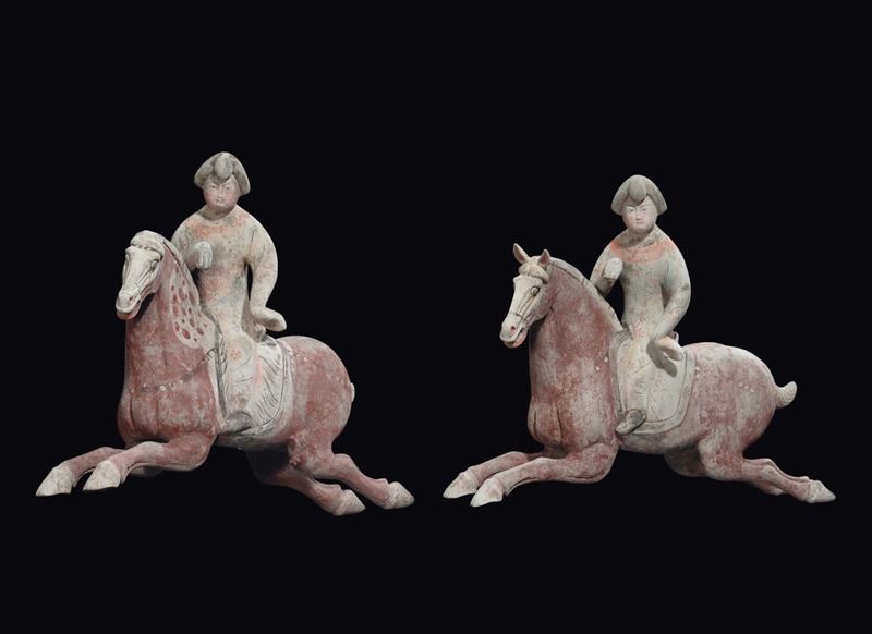 Coppia di giocatori di polo in terracotta con tracce di cromia rossa, Cina, Dinastia Tang (618-906)  - Asta Fine Chinese Works of Art - II - Cambi Casa d'Aste