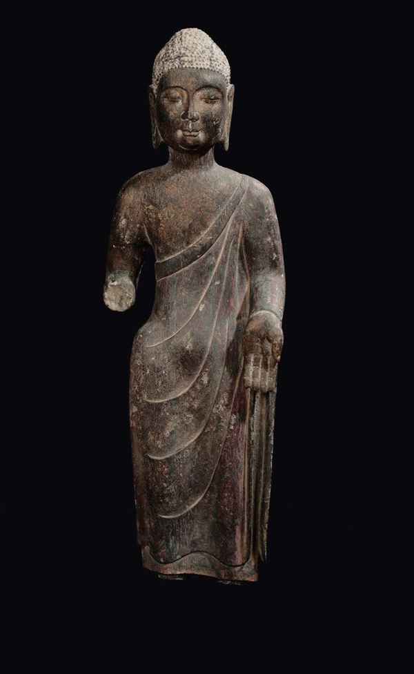 Grande ed importante figura di Buddha in piedi in marmo, Cina, Dinastia Liao (907-1125)