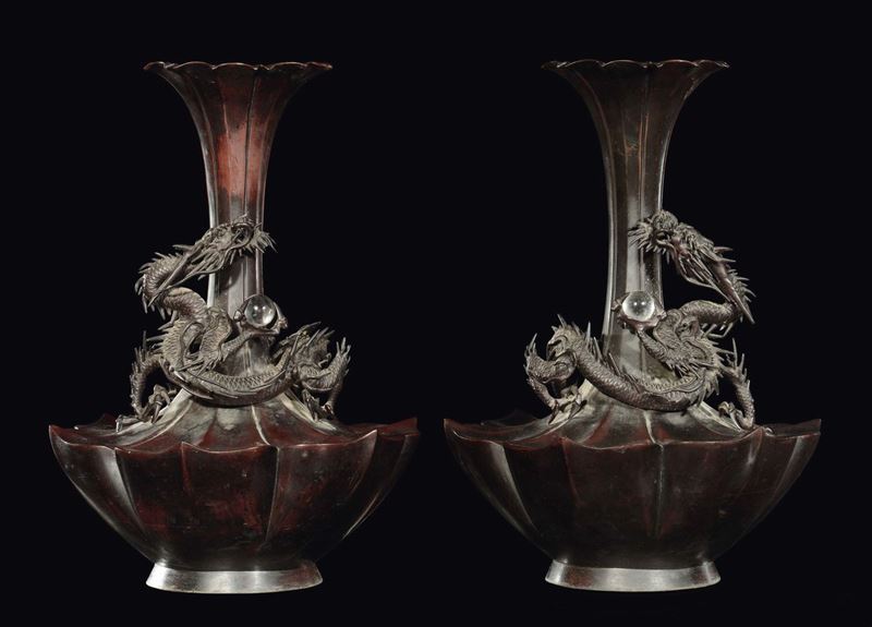 Coppia di vasi a bottiglia in bronzo con draghi in rilievo, Giappone, XIX secolo  - Asta Fine Chinese Works of Art - II - Cambi Casa d'Aste