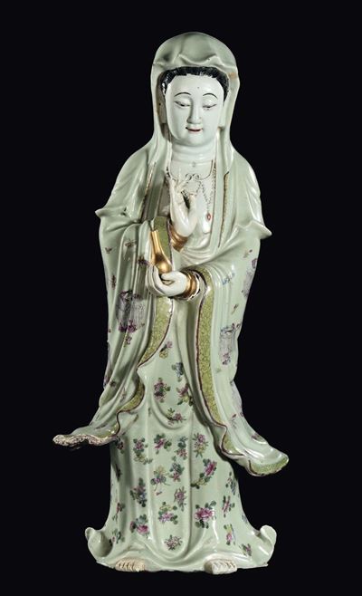 Grande Guanyin con Vaso in Porcellana Celadon con Decoro Floreale, Cina, Dinastia Qing, Fine XIX ...
