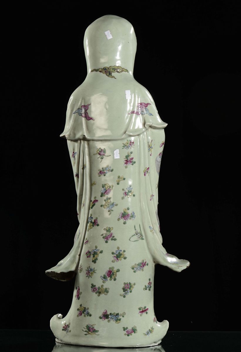Grande Guanyin con Vaso in Porcellana Celadon con Decoro Floreale, Cina, Dinastia Qing, Fine XIX ...