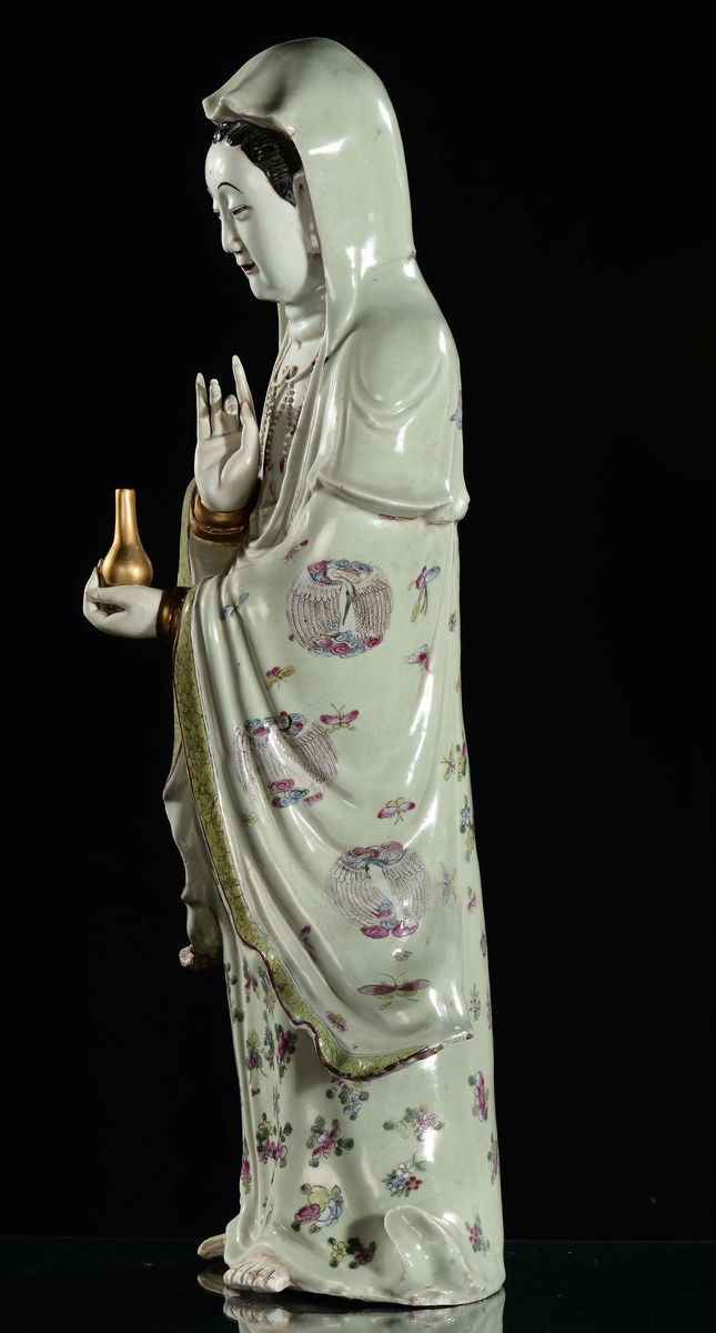 Grande Guanyin con Vaso in Porcellana Celadon con Decoro Floreale, Cina, Dinastia Qing, Fine XIX ...