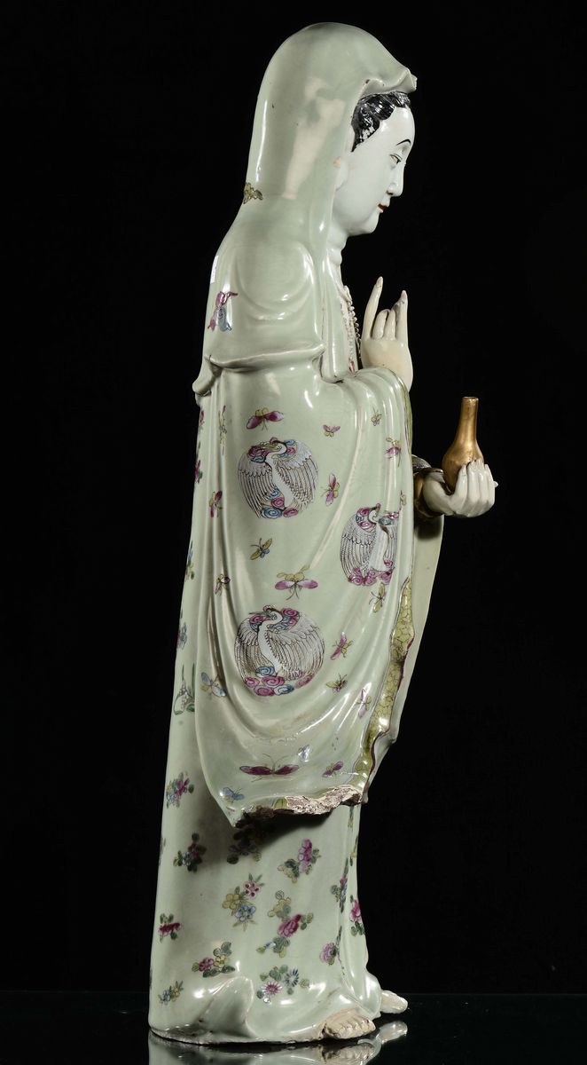 Grande Guanyin con Vaso in Porcellana Celadon con Decoro Floreale, Cina, Dinastia Qing, Fine XIX ...
