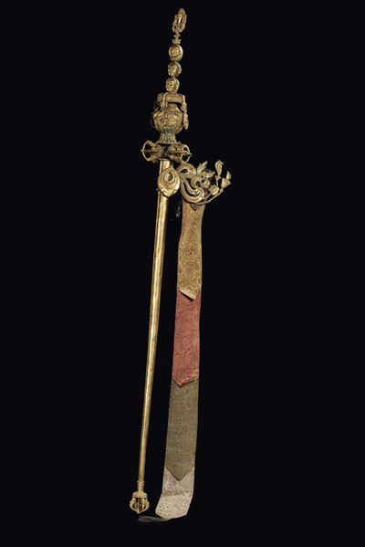 Bastone Rituale in Bronzo Dorato con Decoro Sormontato da Immagini di Teste e Teschio, Tibet, XVI...