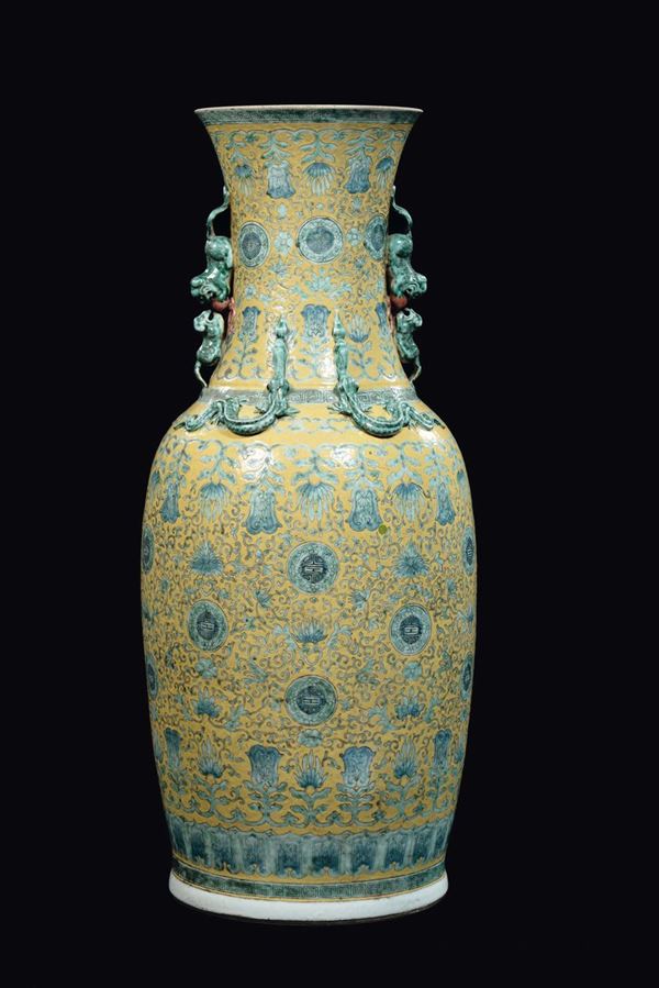Grande vaso in porcellana policroma a fondo giallo con soggetto floreale, Cina, Dinastia Qing, XIX secolo