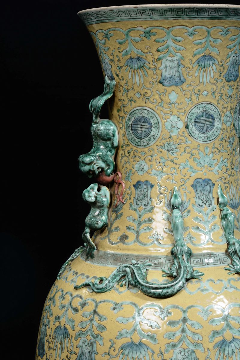 Grande Vaso in Porcellana Policroma a Fondo Giallo con Soggetto Floreale, Cina, Dinastia Qing, XI...