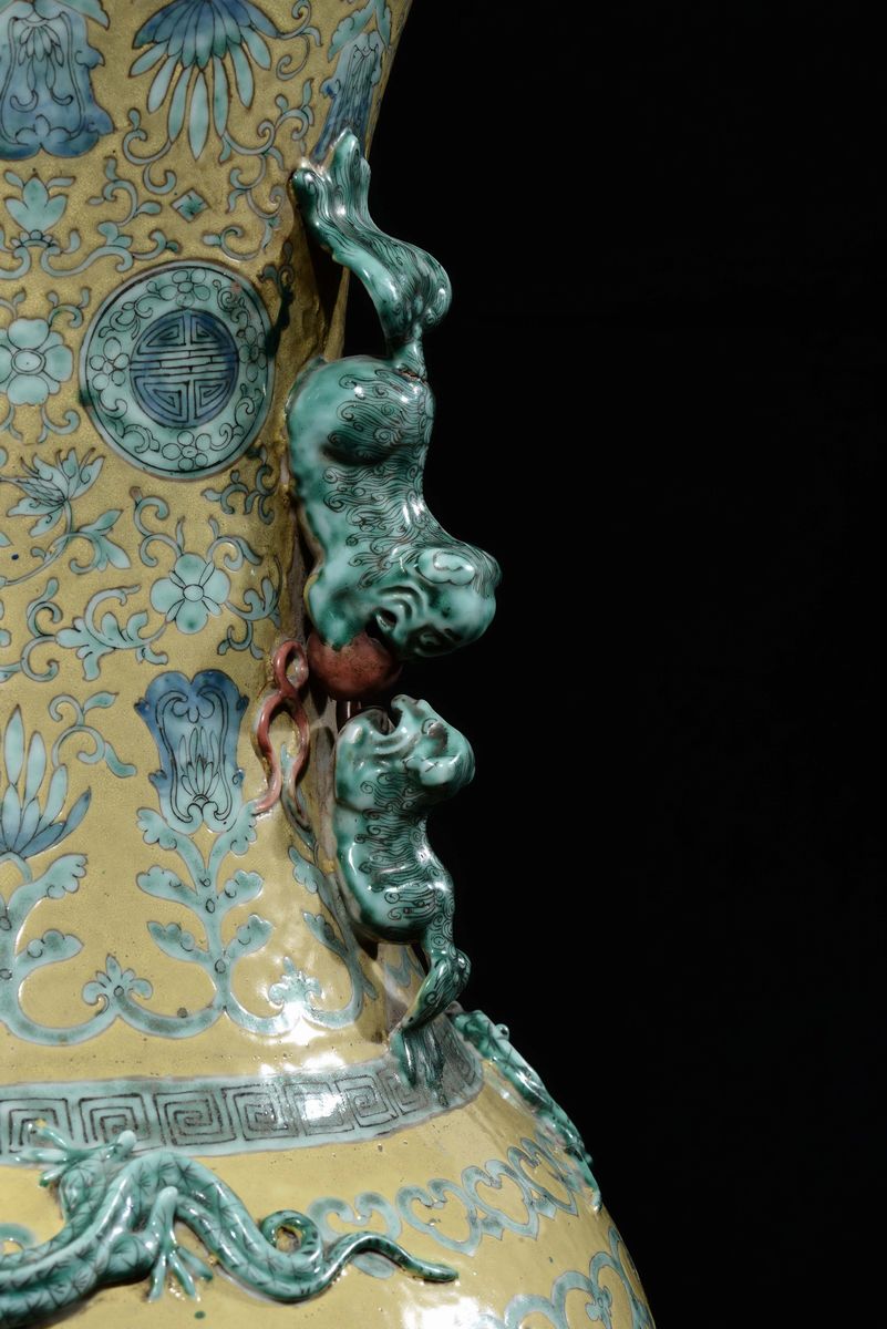 Grande Vaso in Porcellana Policroma a Fondo Giallo con Soggetto Floreale, Cina, Dinastia Qing, XI...