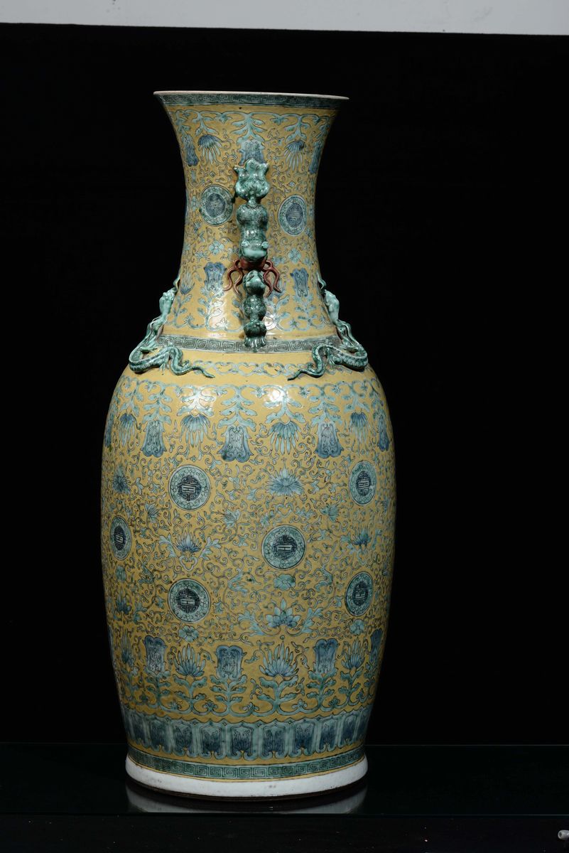 Grande Vaso in Porcellana Policroma a Fondo Giallo con Soggetto Floreale, Cina, Dinastia Qing, XI...