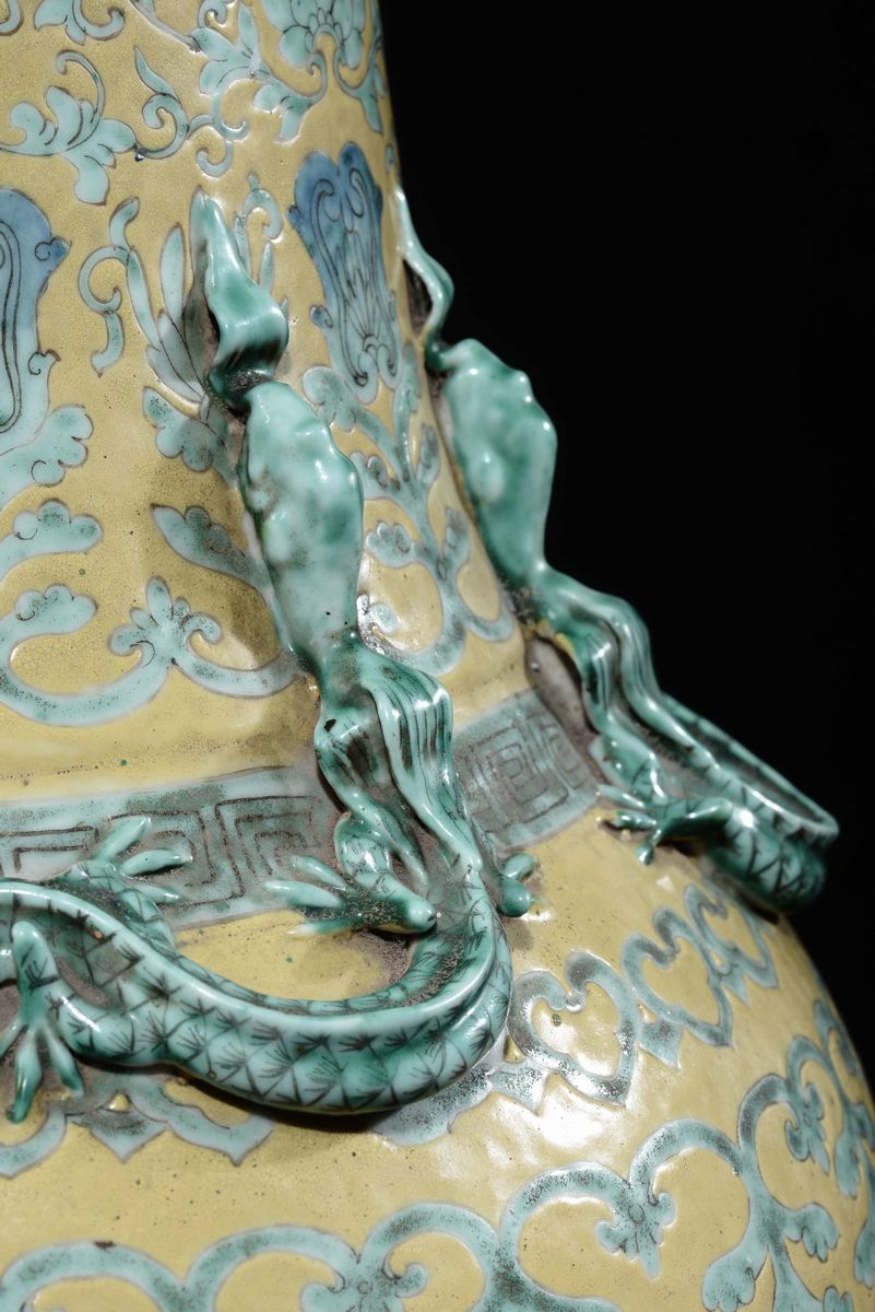 Grande Vaso in Porcellana Policroma a Fondo Giallo con Soggetto Floreale, Cina, Dinastia Qing, XI...