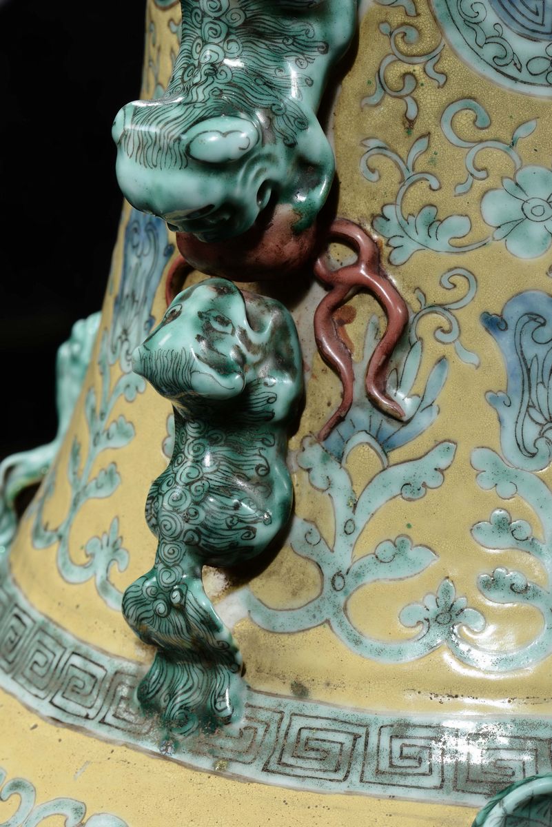 Grande Vaso in Porcellana Policroma a Fondo Giallo con Soggetto Floreale, Cina, Dinastia Qing, XI...