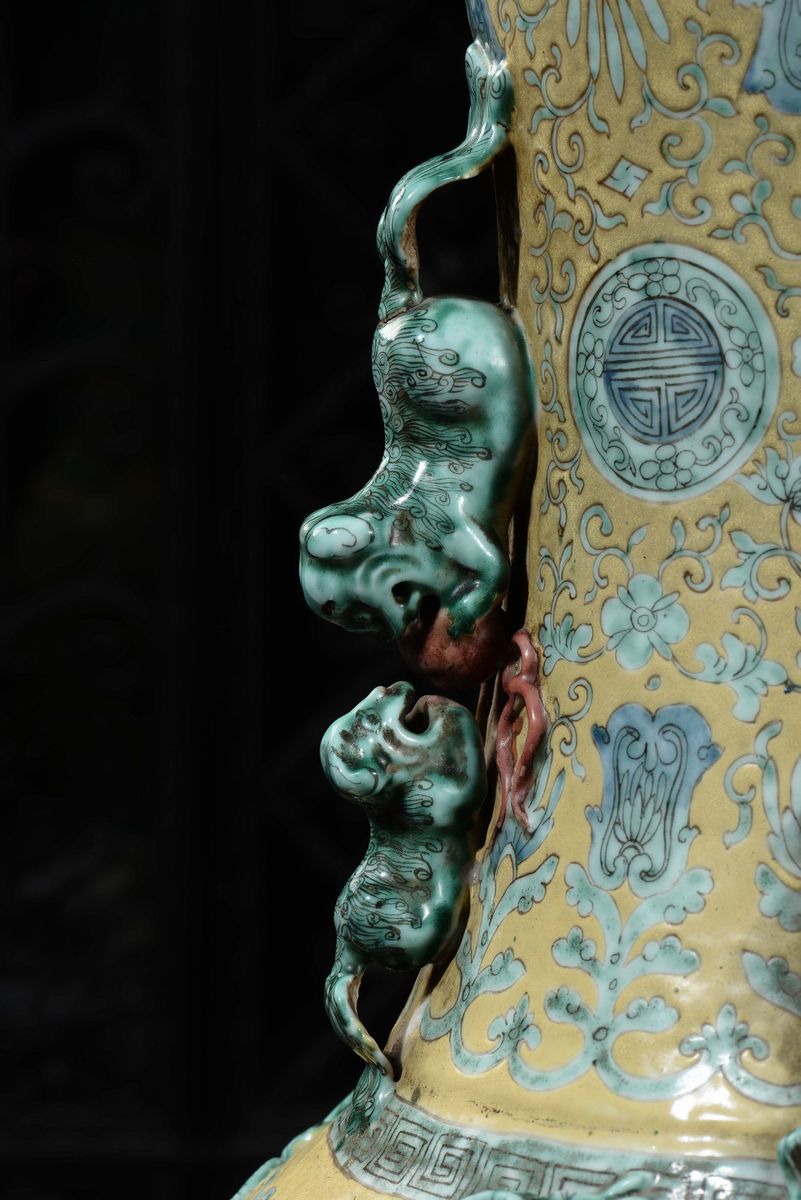Grande Vaso in Porcellana Policroma a Fondo Giallo con Soggetto Floreale, Cina, Dinastia Qing, XI...