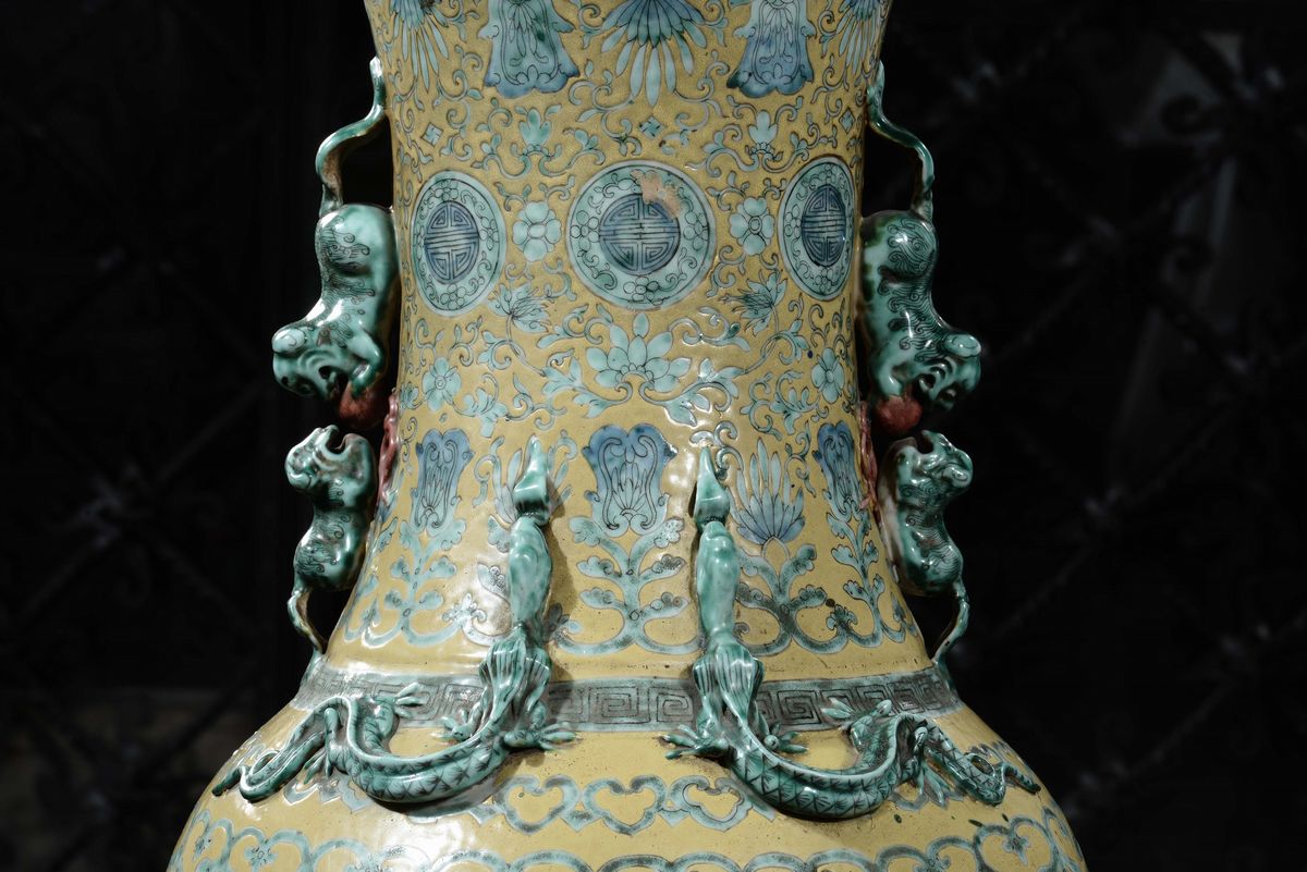 Grande Vaso in Porcellana Policroma a Fondo Giallo con Soggetto Floreale, Cina, Dinastia Qing, XI...