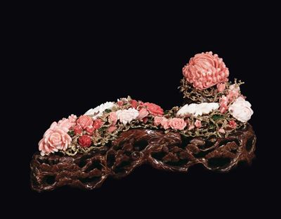 Raro Ruyi in Oro e Corallo Rosa Scolpito a Boccioli di Rosa con Base in Legno Riccamente Intaglia...