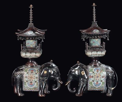 Grande Coppia di Elefanti con Pagoda in Bronzo e Cloisonnè, Giappone, XIX Secolo
