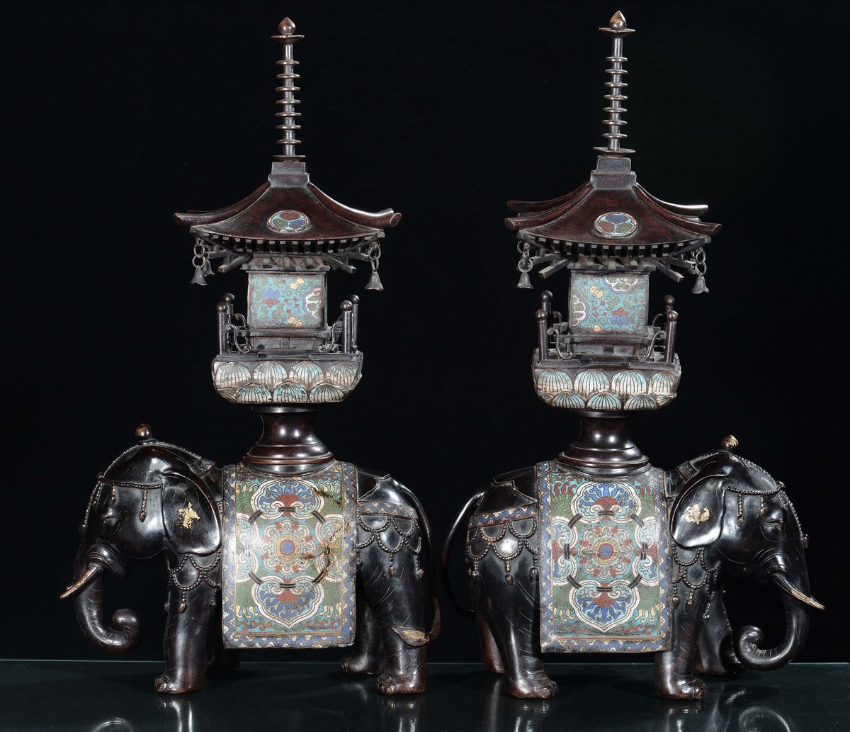 Grande Coppia di Elefanti con Pagoda in Bronzo e Cloisonnè, Giappone, XIX Secolo